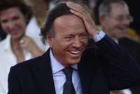 AL parecer Julio Iglesias quer&iacute;a llevarse m&aacute;s que fotos y recuerdos de su &uacute;ltimo viaje.