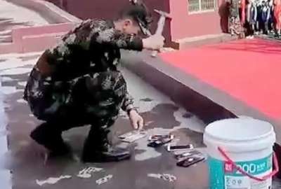 China: destruyen celulares decomisados a estudiantes