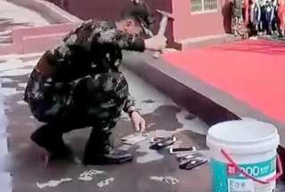 China: destruyen celulares decomisados a estudiantes