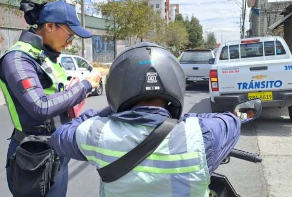 Los agentes municipales han incrementado su presencia por la suspensi&oacute;n del servicio el&eacute;ctrico en Quito y Guayaquil.