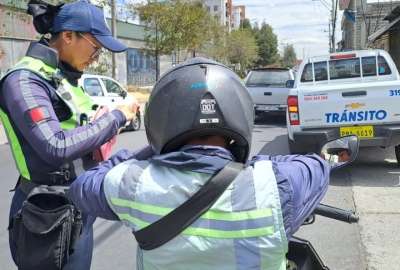 Los agentes municipales han incrementado su presencia por la suspensi&oacute;n del servicio el&eacute;ctrico en Quito y Guayaquil.