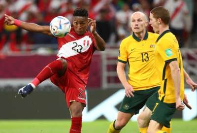 El peruano Pedro Aquino busca el bal&oacute;n ante la zaga australiana