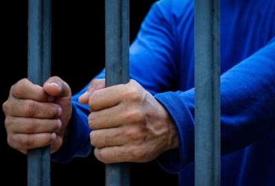 El hombre habr&iacute;a asegurado que iba a inspeccionar que los estudiantes durmieran con la vestimenta apropiada.