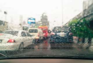 Ocho consejos para conducir en tr&aacute;fico pesado y lluvia
