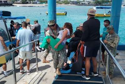 La Armada rescat&oacute; a los pasajeros de una embarcaci&oacute;n en Gal&aacute;pagos. 