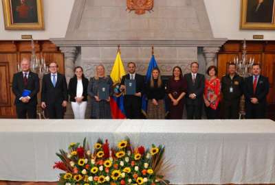 Juan Carlos Holgu&iacute;n, ministro de Relaciones Exteriores (centro), sostiene el documento de contribuci&oacute;n de la Uni&oacute;n Europea