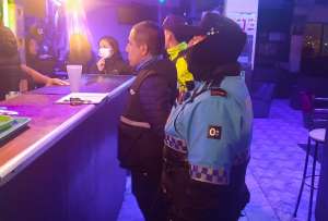 La Intendencia de Policía de Pichincha clausuró un centro de diversión nocturna, en Quito. 