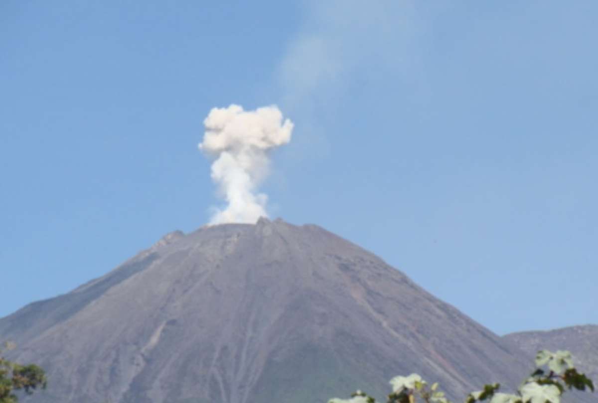 Volc&aacute;n El Reventador. 
