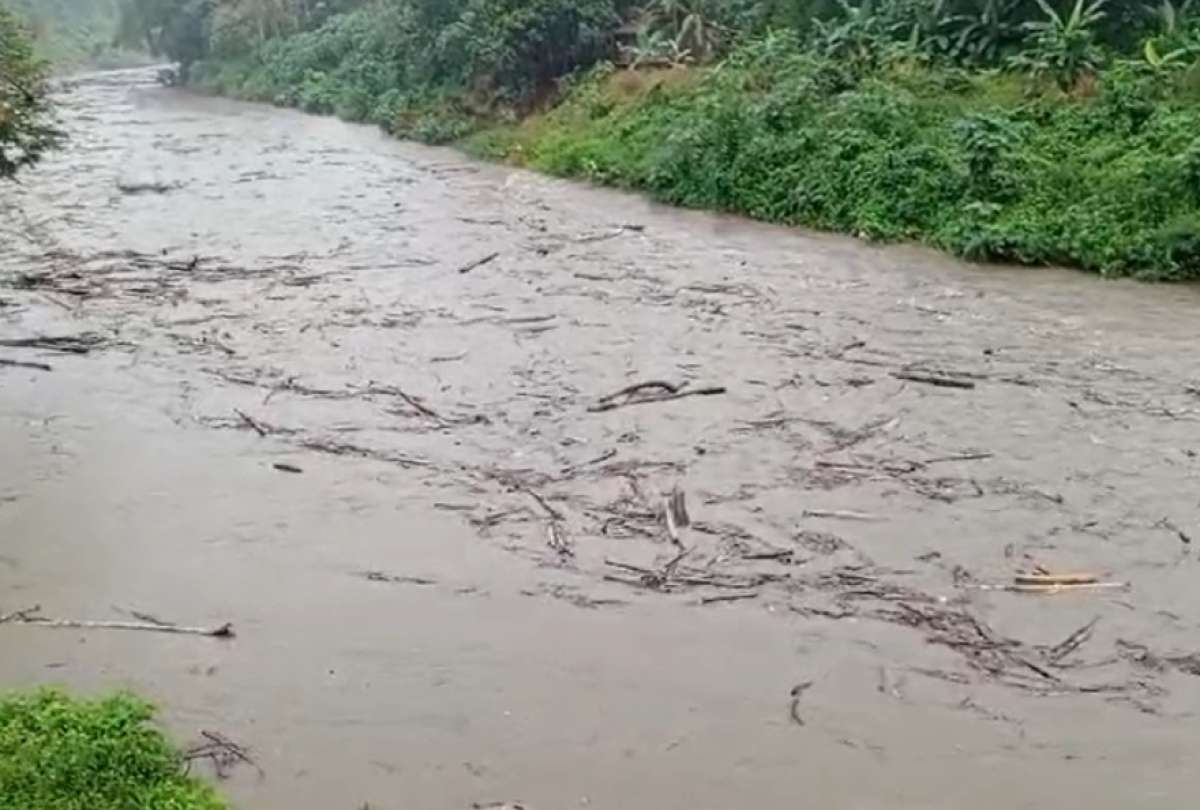 El Río Sucio se desbordó tras las lluvias en Esmeraldas.