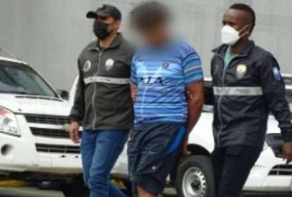 Aar&oacute;n Andr&eacute;s A.C. (centro) fue capturado por la Polic&iacute;a Nacional el 4 de febrero de 2022. 