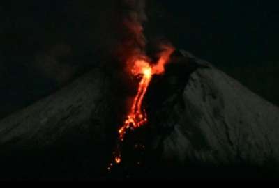 Emisi&oacute;n de material incandescente del volc&aacute;n Sangay este mi&eacute;rcoles, 5 de abril de 2023