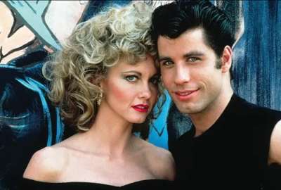 La actriz particip&oacute; junto a John Travolta (der.) en la pel&iacute;cula de culto Grease