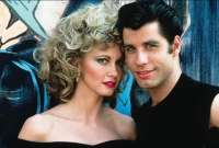 La actriz particip&oacute; junto a John Travolta (der.) en la pel&iacute;cula de culto Grease