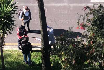 Manifestantes colocan cables para impedir que pasen polic&iacute;as motorizados