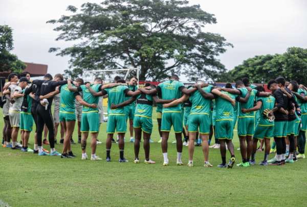 El plantel de Barcelona se re&uacute;ne, previo al entrenamiento en la cancha alterna del Monumental