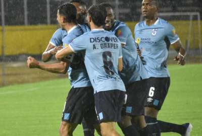Los jugadores de Universidad Cat&oacute;lica festejan el gol de Facundo Mart&iacute;nez. 