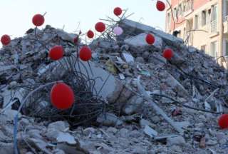Homenaje a ni&ntilde;os fallecidos en terremoto de Turqu&iacute;a