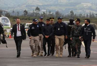 Germ&aacute;n C&aacute;ceres (centro) en la pista de aterrizaje del aeropuerto Mariscal Sucre.