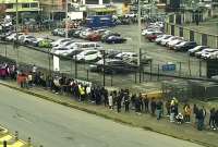 Larga fila para conseguir entrada para la Noche Amarilla.