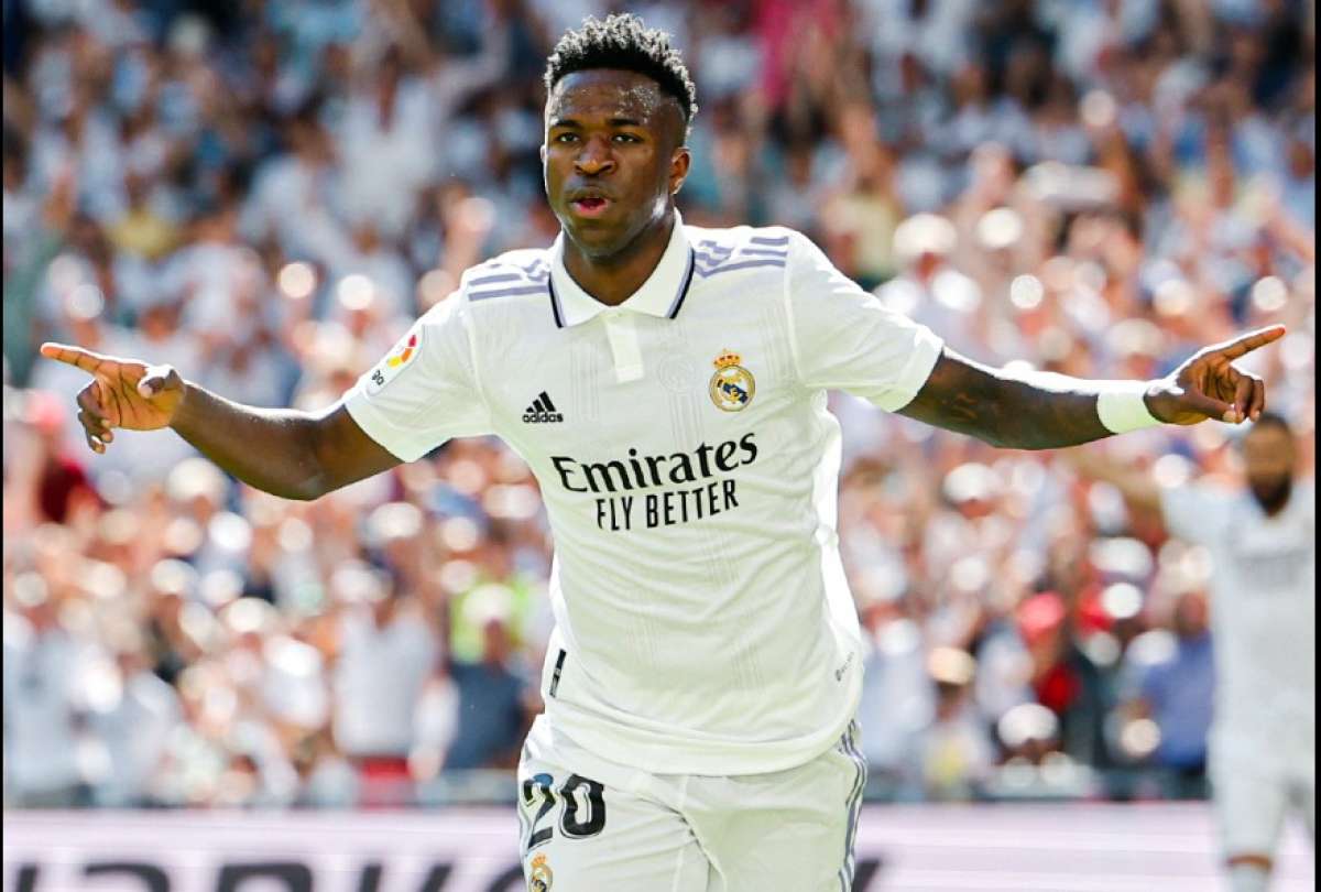 Cuelgan un mu&ntilde;eco con la camiseta de Vinicius en un puente de Madrid