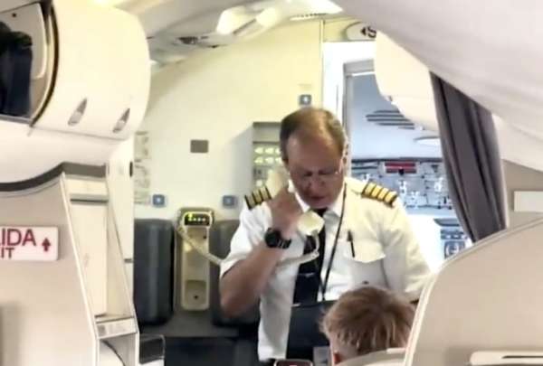 Un piloto argentino protagoniz&oacute; un emotivo momento tras despedirse de familiares y amigos en el &uacute;ltimo vuelo de su carrera.&nbsp;