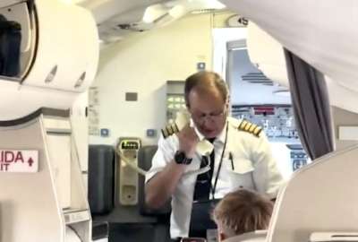 Un piloto argentino protagoniz&oacute; un emotivo momento tras despedirse de familiares y amigos en el &uacute;ltimo vuelo de su carrera.&nbsp;
