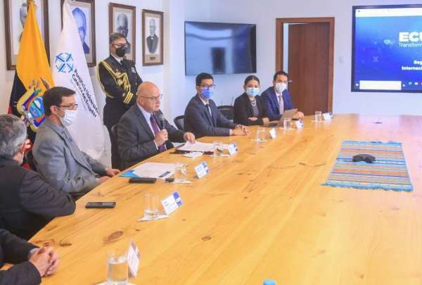 La vicepresidenta de la Rep&uacute;blica, Mar&iacute;a Alejandra Vicu&ntilde;a, durante la entrega de la v&iacute;a Portoviejo-San Pl&aacute;cido-Pichincha este martes despu&eacute;s del mediod&iacute;a.
