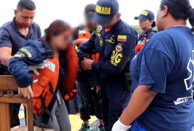 Una embarcación con migrantes irregulares naufragó y lanzó a sus ocupantes al agua.
