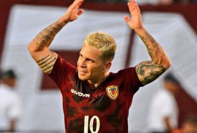 Yeferson  Soteldo (10) es figura y titular de Venezuela