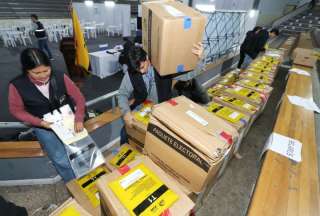CNE aplaza escrutinio por retraso en la llegada de paquetes electorales del exterior