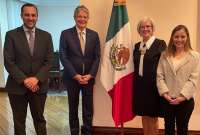 La embajadora mexicana Raquel Serur (der.) se reuni&oacute; con el presidente Guillermo Lasso el 12 de octubre de 2022.