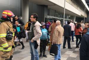 Personal de Polic&iacute;a y Bomberos atienden alerta de bomba en Complejo Judicial Norte, en #Quito.