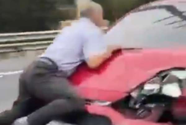 Una persona se colg&oacute; al cap&oacute; de un veh&iacute;culo, para impedir la fuga de un conductor. 