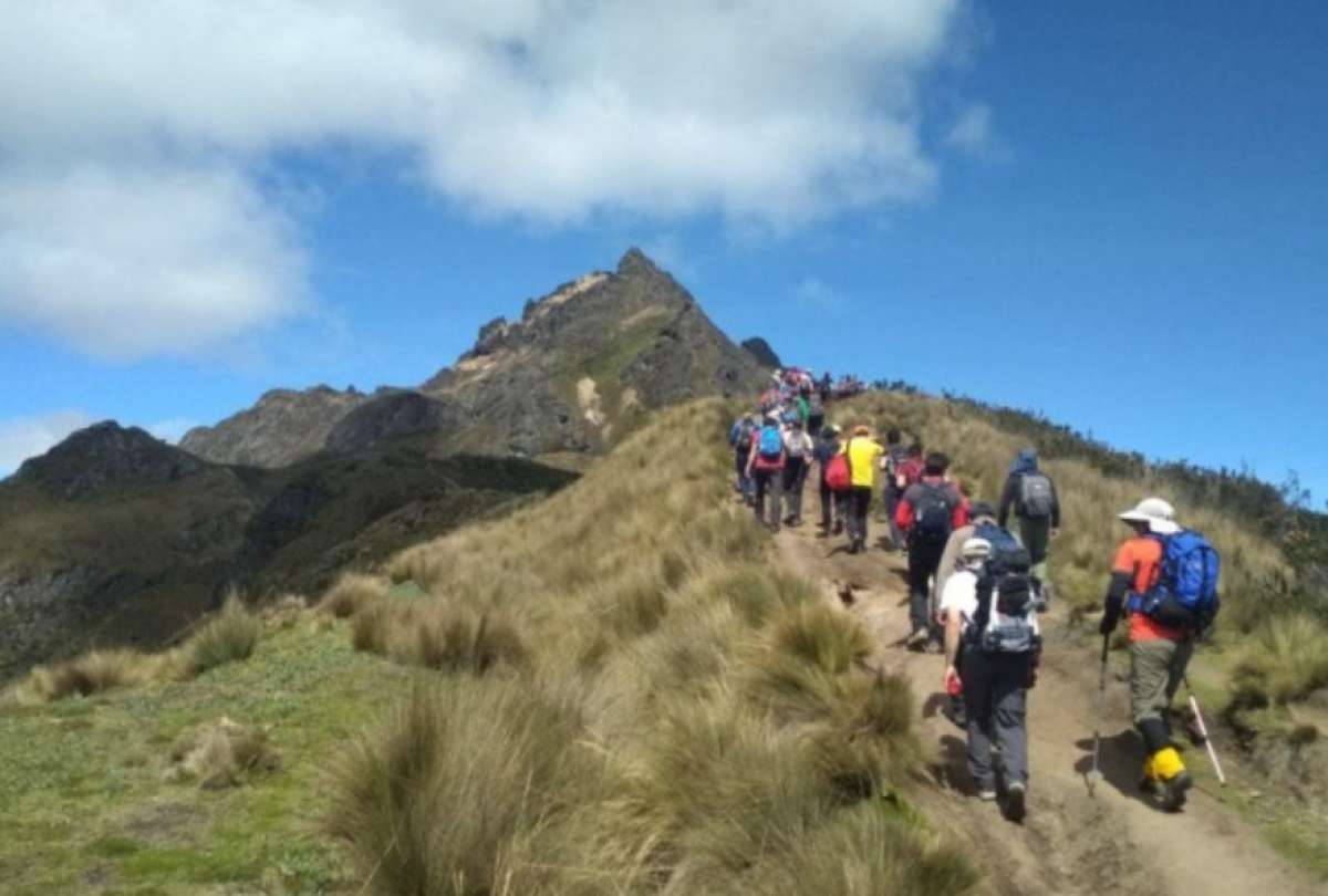 Los excursionistas fueron rescatados en buenas condiciones de salud en el volcán Rucu Pichincha y pudieron reunirse con sus familiares. 