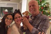 La presencia de su exesposa, Demi Moore, ha causado controversia en redes sociales.