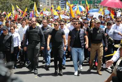 El presidente Daniel Noboa march&oacute; junto a su gabinete, la vicepresidenta, asamble&iacute;sta y cientos de personas hacia la Corte Constitucional.