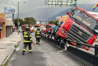Tanquero pierde pista y queda atorado en la av. Granados y Sim&oacute;n Bol&iacute;var