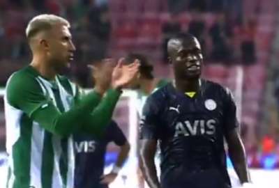 Enner Valencia sali&oacute; expulsado del partido ante Koyanspor