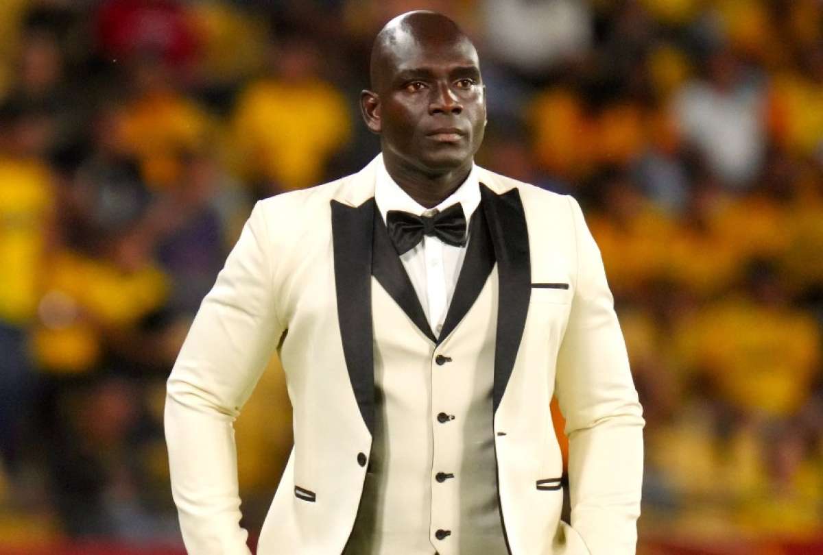 El director t&eacute;cnico de BSC, Segundo Alejandro Castillo, impresion&oacute; a los fan&aacute;ticos del f&uacute;tbol con su elegante outfit.