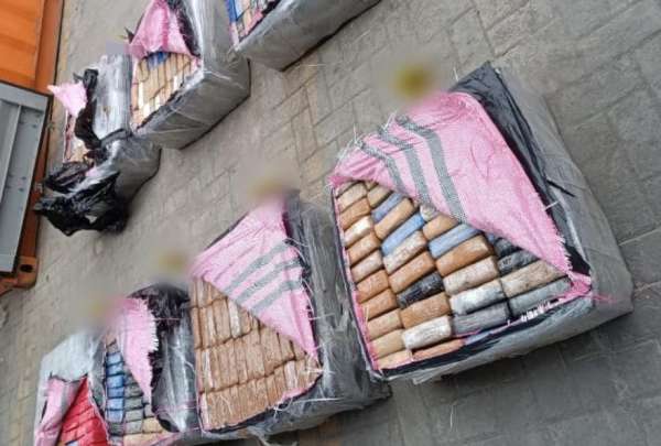 La Polic&iacute;a inform&oacute; que un cargamento de droga ten&iacute;a como destino final Europa y estaba oculto en un contenedor de madera balsa.