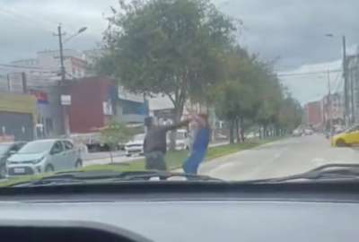Quito: Video capta ri&ntilde;a entre un motociclista y el conductor de un taxi