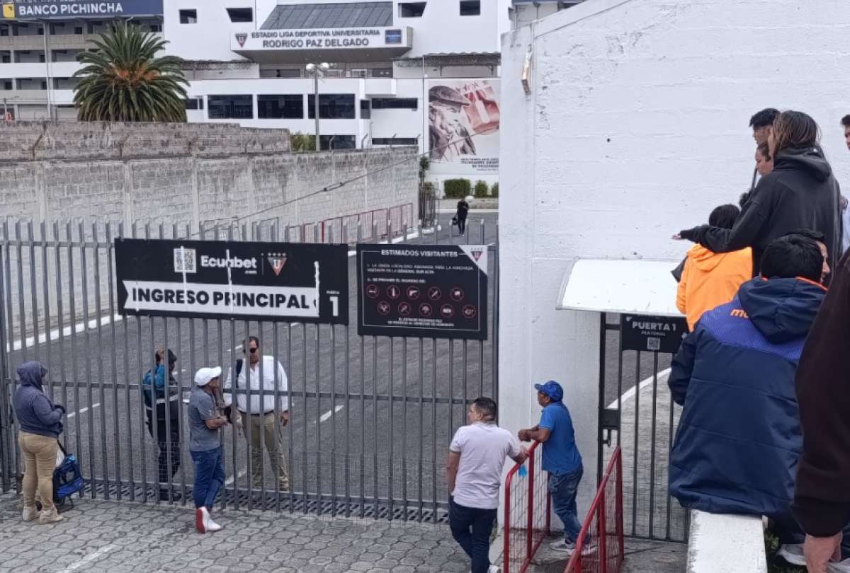 Hinchas de Liga fueron este jueves a la boletería central del estadio
