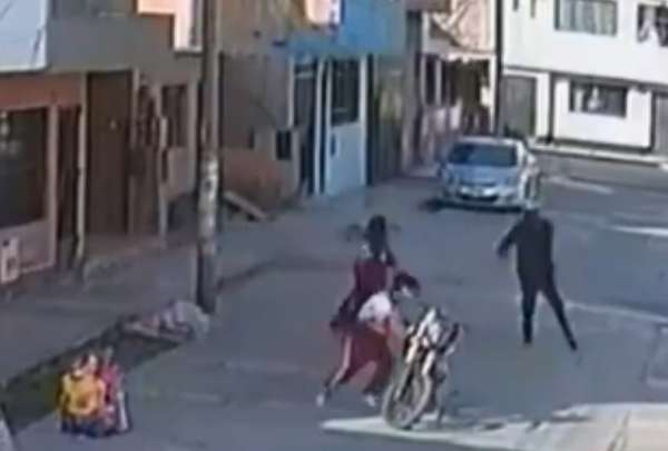 Este ladr&oacute;n jam&aacute;s se esper&oacute; la reacci&oacute;n de estos adolescentes que no permitieron que se les lleven sus cosas.
