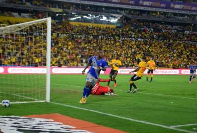 Emelec derrot&oacute; a Barcelona y termin&oacute; con la sequ&iacute;a local
