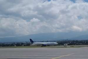 Ecuatorianos repatriados de Ucrania arribaron en el primer vuelo humanitario