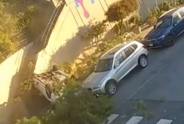 Un carro se precipit&oacute; por una colina en el barrio Dolores Heights, en San Francisco.