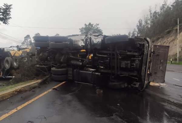 Un tramo de la Sim&oacute;n Bol&iacute;var se encuentra inhabilitado por el accidente de un tanquero.