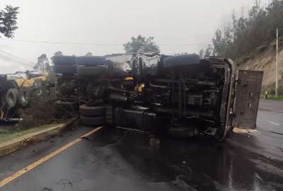 Un tramo de la Sim&oacute;n Bol&iacute;var se encuentra inhabilitado por el accidente de un tanquero.