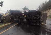 Un tramo de la Simón Bolívar se encuentra inhabilitado por el accidente de un tanquero.