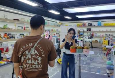 En la empresa Big Carp, ubicada en Jiangsu-China, hay unas 80 personas que promocionan a trav&eacute;s de transmisiones en vivo sus productos. Lo hacen en redes soc